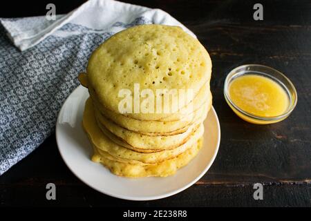 Baghrir (Thousand Hole Crepes): Marokkanische Crepes serviert mit Honig-Butter-Sauce Stockfoto