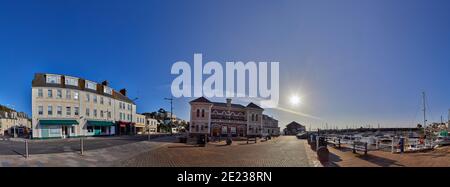 Panoramabild des Dorfes St Aubins mit verschiedenen Geschäften, Restaurants, dem Gemeindehaus und dem Trockenhafen. St Aubins, Jersey, Kanalinseln, Großbritannien Stockfoto