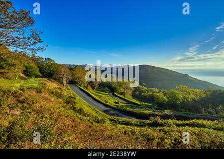 Bild von Bouley Bay Hill in der Sonne mit Bäumen und Gras. Neben dem Zugang zur Bouley Bay, wird der Hügel auch für eine Motorhügelkletterei genutzt Stockfoto