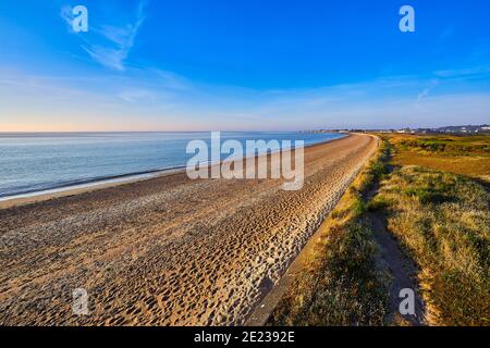 Bild der Grouville Bucht mit dem gemeinsamen, Strand und Meer mit blauem Himmel bei Sonnenaufgang. Jersey, Kanalinseln, Großbritannien Stockfoto