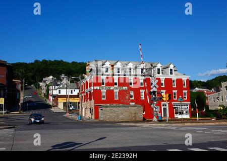 Ampeln und Zebrastreifen neben dem Bahnübergang vor dem Discounter Spirituosengeschäft, Cumberland, Maryland MD, USA Stockfoto