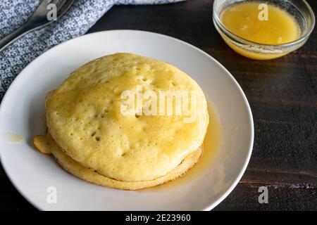 Baghrir (Thousand Hole Crepes): Marokkanische Crepes serviert mit Honig-Butter-Sauce Stockfoto