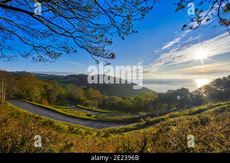 Bild von Bouley Bay Hill in der Sonne mit Bäumen und Gras. Neben dem Zugang zur Bouley Bay, wird der Hügel auch für eine Motorhügelkletterei genutzt Stockfoto