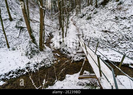 Wanderung durch die verschneite Schlucht bei Schmalegg bei Ravensburg in Oberschwaben Stockfoto