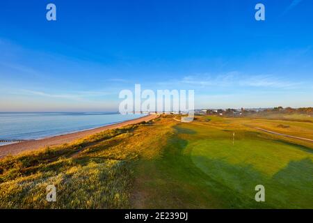 Bild der Grouville Bucht mit dem gemeinsamen, Strand und Meer mit blauem Himmel bei Sonnenaufgang. Jersey, Kanalinseln, Großbritannien Stockfoto