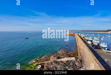 Bild von Grouville Bay im Hintergrund mit einem Teil von Gorey Harbour und Gorey Pier im Vordergrund auf einem sonnigen Erarl Mornong bei Flut. Gorey, Je Stockfoto