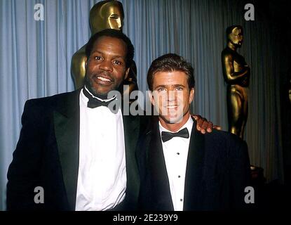 Danny Glover und Mel Gibson bei den 60th Academy Awards am 11. April 1988 im Shrine Auditorium in Los Angeles, CA. Quelle: Ralph Dominguez/MediaPunch Stockfoto