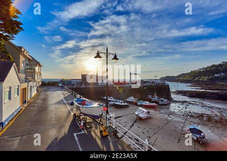 Bild des Hafens bei Ebbe bei Rozel mit kleinem Vergnügen und Fischerboote bei Sonnenaufgang. Rozel, St Martin, Jersey, Kanalinseln Stockfoto