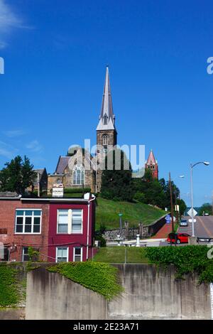 Blick auf die Washington Street mit Emmanuel Parish Kirche und Allegany County Circuit Court Gebäude, Cumberland, Maryland MD, USA Stockfoto