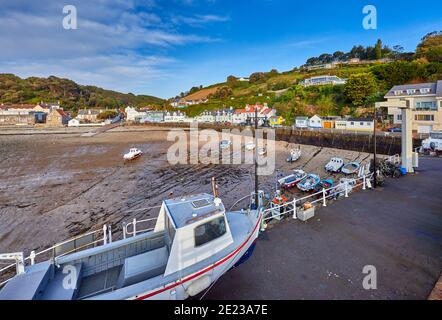 Bild des Hafens bei Ebbe bei Rozel mit kleinen Vergnügungsbooten und Fischerbooten. Rozel, St Martin, Jersey, Channel Islands Stockfoto