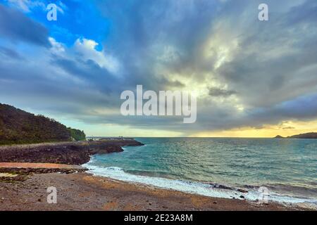 Bild von Bouley Bay mit Strand und Hafen bei Ebbe bei Sonnenaufgang. Jersey Channel Islands Stockfoto