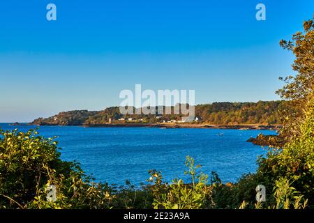 Bild der Katharinenbucht in Richtung Archirondel mit Archirondel im Hintergrund mit blauem Himmel und blauem Meer bei Sonnenaufgang. Jersey Channel Islands Stockfoto