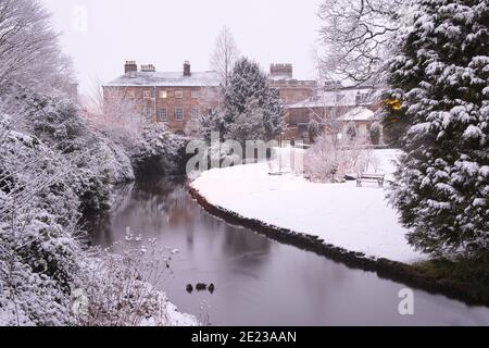 Ein Wintermorgen in Pavilion Gardens in Buxton, Derbyshire. Blick auf das Old Hall Hotel. Stockfoto