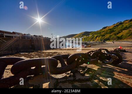 Bild der Bucht Bonne Nuit und des Hafens bei Ebbe mit Wandanlegestellen hanis, blauem Himmel und Sonnenschein, am frühen Morgen, Jersey CI Stockfoto