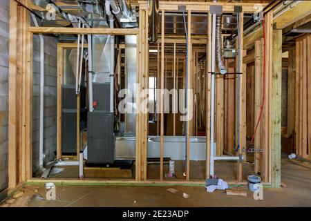 Keller des Rohrsystems der Heizung in der Nähe Anschluss der Installation an der Heizungsanlage Stockfoto