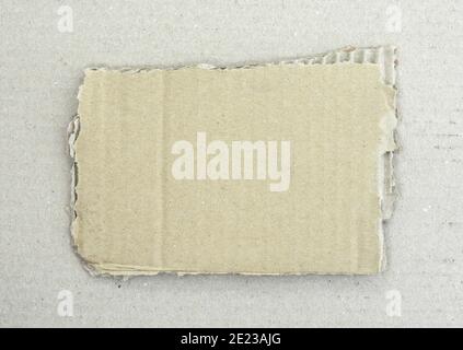 Pappstruktur. Papphintergrund. Stück Wellpappe gerissen. Pappe Textur zerfetzte Kante. Leerzeichen für Text. Stockfoto