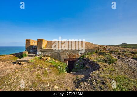 Bild eines deutschen Bunker und Geschützenaufstellung an der Nordwestküste früher sonniger Morgen mit blauem Himmel, Jersey, Kanalinseln, großbritannien Stockfoto