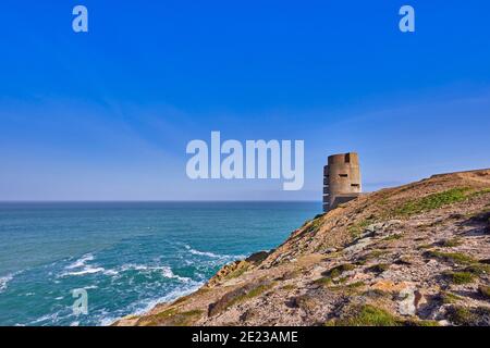 Bild von deutschen Bunker und Geschützeneinbringung an der Nordwestküste früher sonniger Morgen mit blauem Himmel, Jersey, Kanalinseln, großbritannien Stockfoto