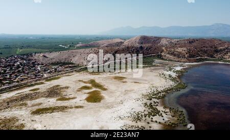 Ein sehr gut aussehendes horizontales Landschafts-Drohnenschießen mit lebendigen Farben - es gibt See und blauen Himmel. Foto hat am bafa See in der türkei aufgenommen. Stockfoto