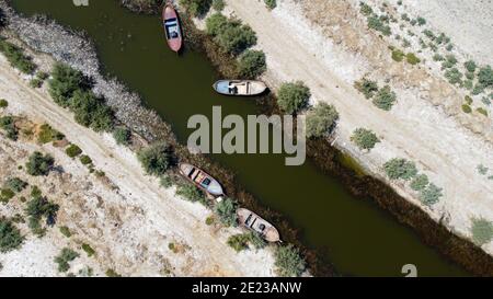 Vögel Auge nah Drohne schießen von einer Verbindung des Sees - es gibt Holzboot drüben. Foto hat am bafa See in der türkei aufgenommen. Stockfoto