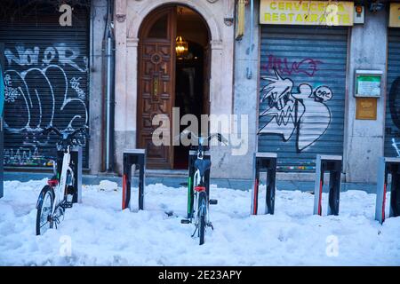 Madrid, Madrid, Spanien. Januar 2021. Roller auf verschneiten Straßen am 11. Januar 2021 in Madrid, Spanien. Storm Filomena brachte mehr als 50 cm Schnee in die spanische Hauptstadt, der meiste seit Jahrzehnten. Kredit: Jack Abuin/ZUMA Wire/Alamy Live Nachrichten Stockfoto