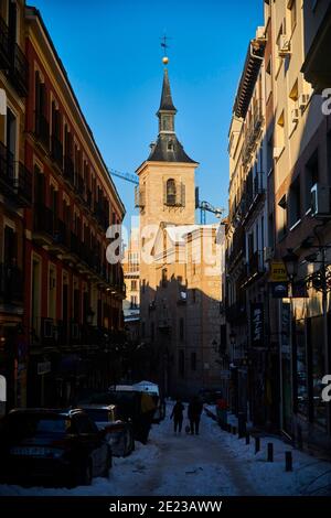 Madrid, Madrid, Spanien. Januar 2021. Menschen, die am 11. Januar 2021 in Madrid auf verschneiten Straßen spazieren. Storm Filomena brachte mehr als 50 cm Schnee in die spanische Hauptstadt, der meiste seit Jahrzehnten. Kredit: Jack Abuin/ZUMA Wire/Alamy Live Nachrichten Stockfoto