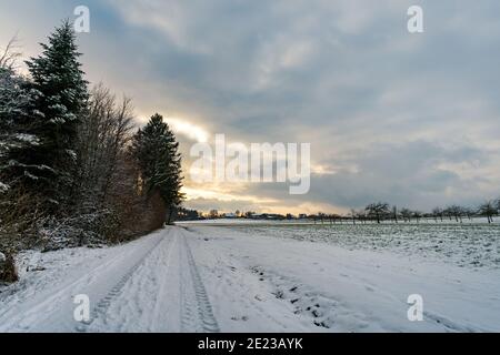 Wanderung durch die verschneite Schlucht bei Schmalegg bei Ravensburg in Oberschwaben Stockfoto