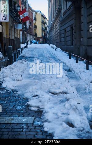 Madrid, Madrid, Spanien. Januar 2021. Verschneite Straße am 11. Januar 2021 in Madrid, Spanien. Storm Filomena brachte mehr als 50 cm Schnee in die spanische Hauptstadt, der meiste seit Jahrzehnten. Kredit: Jack Abuin/ZUMA Wire/Alamy Live Nachrichten Stockfoto