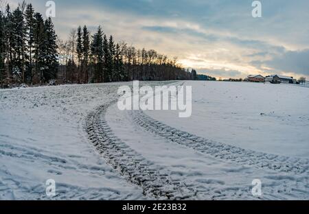 Wanderung durch die verschneite Schlucht bei Schmalegg bei Ravensburg in Oberschwaben Stockfoto