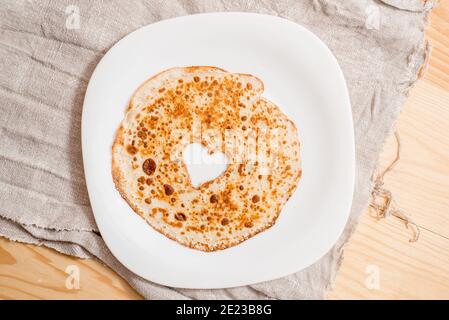 Stapel von Pfannkuchen in einer gusseisernen Pfanne. Ansicht von oben. Flach zu legen Stockfoto