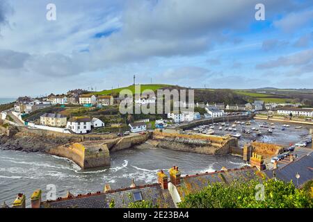 Bild von Porthleven, Cornwall mit bewölktem Himmel und trockenem Binnenhafen. Stockfoto