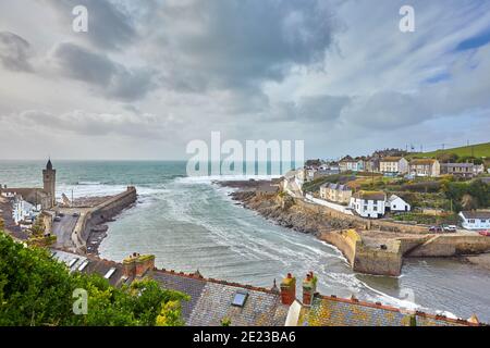 Bild vom äußeren Teil des Hafens bei Porthleven, Cornwall mit Wellenbrecher und wolkenverhallten Himmel Stockfoto