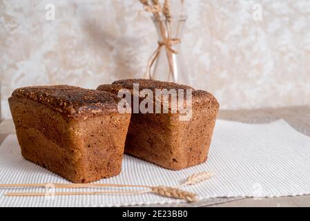 Frisch gebackenes Brot auf rustikalem Holztisch Stockfoto