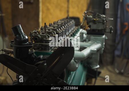Automechaniker, der einen Motor repariert. Mechaniker, der am Automotor arbeitet. Mechaniker-Werkstatt. Stockfoto