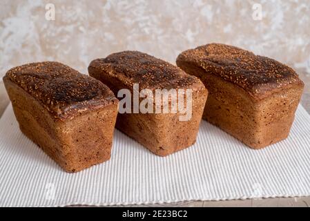 Frisch gebackenes Brot auf rustikalem Holztisch Stockfoto