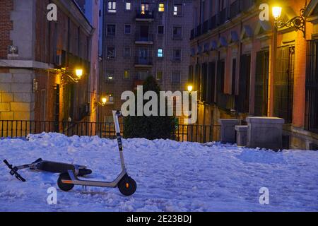 Madrid, Madrid, Spanien. Januar 2021. Roller auf verschneiten Straßen am 11. Januar 2021 in Madrid, Spanien. Storm Filomena brachte mehr als 50 cm Schnee in die spanische Hauptstadt, der meiste seit Jahrzehnten. Kredit: Jack Abuin/ZUMA Wire/Alamy Live Nachrichten Stockfoto