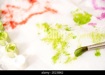 Abstrakt Aquarell handbemalter Hintergrund. Grüner Farbfleck auf einer weißen Serviette. Stockfoto