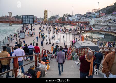 Haridwar, Indien - 22. Februar 2020: Menschen versammeln sich in der Nähe der Ghats vor der ganga aarti Abendzeremonie Stockfoto