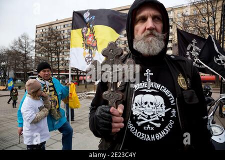 Moskau, Russland. März 2014, 15th. Ein Mann hält ein christliches Kreuz während einer Kundgebung russischer Nationalisten auf dem Nowopushkinsky-Platz in Moskau, Russland Stockfoto