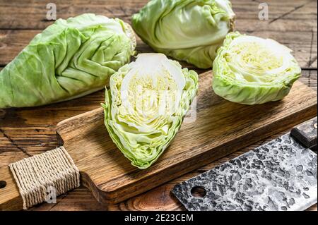 Frischer grüner Spitzkohl. Holzhintergrund. Draufsicht Stockfoto