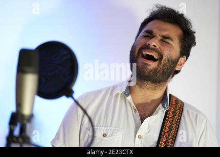Professioneller männlicher Musiker mit E-Gitarre singen begeistert und Aufnahme In einem Studio Stockfoto