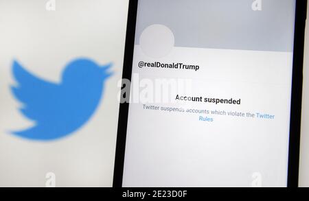 Ukraine. Januar 2021. In dieser Fotolabbildung, eine "Konto gesperrt" Nachricht auf einem Handy-Bildschirm vor dem Twitter-Logo zu sehen.Twitter dauerhaft gesperrt das Konto von Donald Trump, angeblich von den Medien. Kredit: Pavlo Gonchar/SOPA Images/ZUMA Wire/Alamy Live Nachrichten Stockfoto