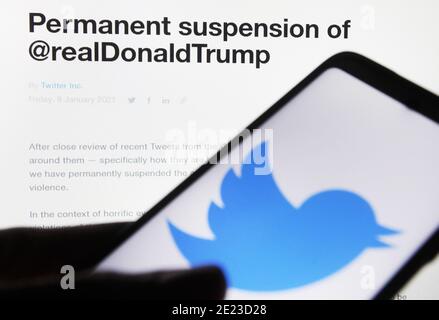 Ukraine. Januar 2021. In dieser Fotolillustration, eine "Permanent suspension of @realDonaldTrump"-Nachricht auf einer Twitter-Website vor einem Mobiltelefon mit einem Twitter-Logo gesehen. Twitter suspendierte das Konto von Donald Trump, angeblich von den Medien. Kredit: Pavlo Gonchar/SOPA Images/ZUMA Wire/Alamy Live Nachrichten Stockfoto