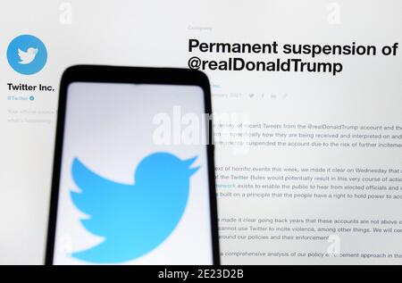 Ukraine. Januar 2021. In dieser Fotolillustration, eine "Permanent suspension of @realDonaldTrump"-Nachricht auf einer Twitter-Website vor einem Mobiltelefon mit einem Twitter-Logo gesehen. Twitter suspendierte das Konto von Donald Trump, angeblich von den Medien. Kredit: Pavlo Gonchar/SOPA Images/ZUMA Wire/Alamy Live Nachrichten Stockfoto