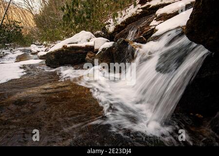 Cascade on Raven Rock Falls - Lake Toxaway, in der Nähe von Brevard, North Carolina, USA Stockfoto