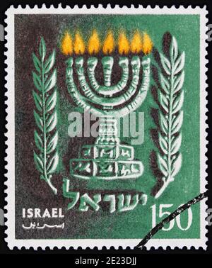 Jerusalem, Israel - 26. April 1955: Briefmarke mit Darstellung der antiken Tempelmenora auf dem Titusbogen, herausgegeben zum Gedenktag. Stockfoto