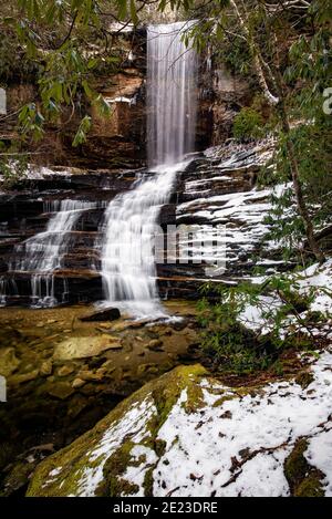 Winterlandschaft bei Raven Rock Falls - Lake Toxaway, in der Nähe von Brevard, North Carolina, USA Stockfoto