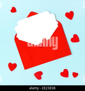 Briefpapier mit Umschlag Herzen Dekoration. Valentinstag Hintergrund Stockfoto