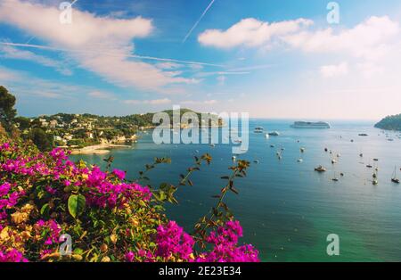 Französische wiedergeburt, Blick auf Villefranche-sur-Mer bei Nizza und Monaco. Landschaft am Meer mit Azaleen Blumen Stockfoto