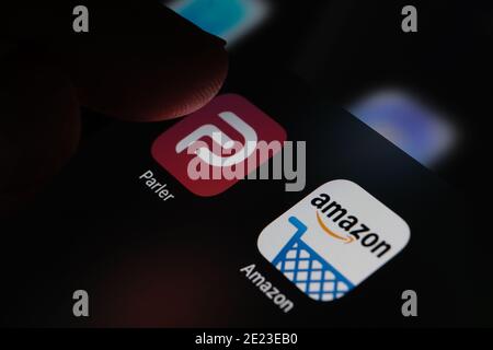 Parler App und Amazon App auf dem Bildschirm des iPad gesehen. Konzept. Parler ist eine Social-Media-Plattform, die von Amazon AWS verboten ist. Stockfoto